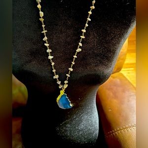 Beautiful, fashionable turquoise stone necklace. Easy to fasten.